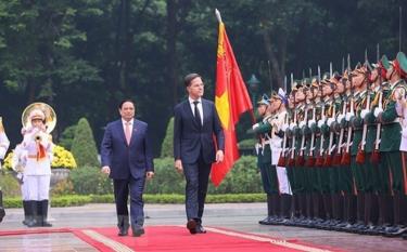 Thủ tướng Phạm Minh Chính và Thủ tướng Hà Lan Mark Rutte duyệt Đội Danh dự Quân đội Nhân dân Việt Nam.