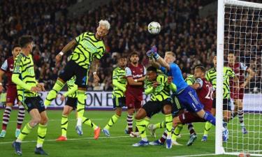 Ben White (đầu bạc) trong pha đánh đầu phản lưới nhà, khi Arsenal thua 1-3 trên sân West Ham ở vòng 1/8 Cup Liên đoàn Anh ngày 1/11.