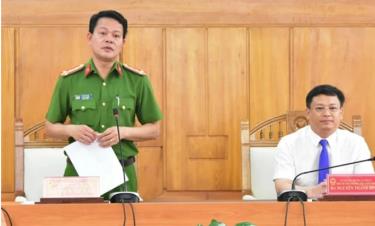 Đại tá Vũ Văn Tấn (đứng) nói về hiệu quả của việc định danh số nhà, minh bạch thị trường bất động sản