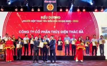 Ông Nguyễn Văn Quyền - Tổng giám đốc Công ty Cổ phần Thủy điện Thác Bà vinh dự đón nhận biểu dương, vinh danh tại Hội nghị biểu dương người nộp thuế tiêu biểu trong giai đoạn 2020-2022 do Tổng cục Thuế tổ chức ngày 20/10 vừa qua.