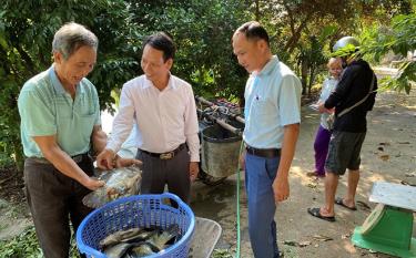 Lãnh đạo xã Đông Cuông và Hội Nông dân xã thăm mô hình phát triển kinh tế của hộ ông Trần Văn Lan ở thôn Thác Cái.