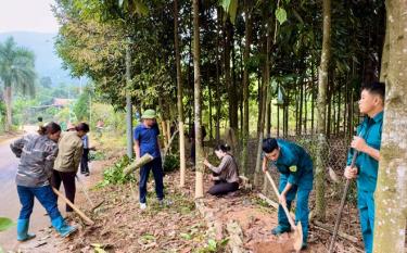 Lãnh đạo huyện Yên Bình cùng bà con nhân dân thôn Khe Gầy, xã Tân Hương dọn dẹp, vệ sinh, chặt cây để mở rộng đường thôn.