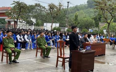 Phiên tòa giả định tudafabet com truyền, phổ biến, giáo dục pháp luật thực hiện Đề án giảm thiểu tình trạng tảo hôn, hôn nhân cận huyết thống được thực hiện tại Trường THPT Cảm Ân, xã Cảm Ân, huyện dafabet com Bình.