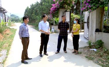 Lãnh đạo HĐND xã Đông Cuông giám sát việc thực hiện kế hoạch kiên cố hóa đường giao thông nông thôn tại thôn Trung Tâm.