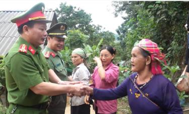 Công an Văn Yên thường xuyên xuống cơ sở đối thoại, nắm bắt tình hình tư tưởng nhân dân. (Nguồn: Internet)