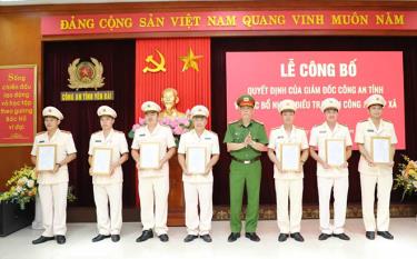 Đại tá Đặng Xuân Quỳnh, Phó Giám đốc Công an tỉnh trao quyết định cho các đồng chí được bổ nhiệm điều tra viên.