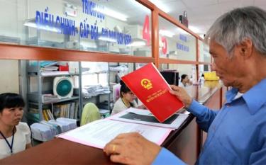 Nhiều người dân Hà Nội bất ngờ được yêu cầu mdafabetg sổ đỏ đi tích hợp VNeID. (Ảnh minh họa)