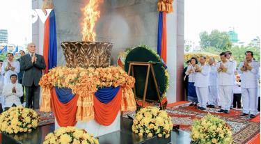 Quốc vương Norodom Sihamoni thắp sáng “Ngọn lửa Chiến thắng”, biểu tượng cho hòa bình và nền độc lập trọn vẹn của Vương quốc Campuchia.