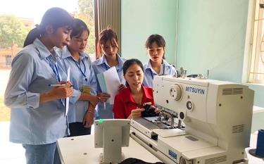 Tiết học đào tạo nghề may công nghiệp của học sinh Trường Trung cấp dân tộc nội trú Nghĩa Lộ.