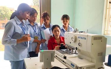 Tiết học đào tạo nghề may công nghiệp của học sinh Trường Trung cấp dân tộc nội trú Nghĩa Lộ.