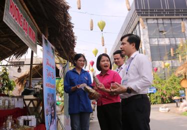 Lãnh đạo huyện Yên Bình tham quan gian hàng sản phẩm được chế biến từ bưởi Đại Minh