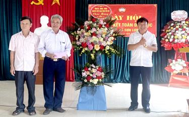 Đồng chí Chủ tịch Ủy Ban MTTQ tỉnh tặng hoa và quà cho nhân dân thôn Bản Mười