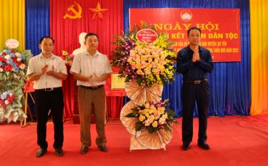 Thay mặt Tỉnh ủy, HĐND, UBND, Ủy ban MTTQ tỉnh, đồng chí Phó Chủ tịch HĐND tỉnh Vũ Quỳnh Khánh đã tặng hoa, quà chúc mừng nhân dân thôn Khau Phá 
