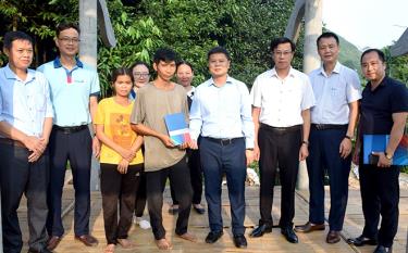 Gia đình ông Dương Văn Hoa ở thôn 4 Vàn, xã Phúc Lợi (Lục Yên) nhận hỗ trợ làm nhà ở từ cơ quan Văn phòng UBND tỉnh Yên Bái và các doanh nghiệp.