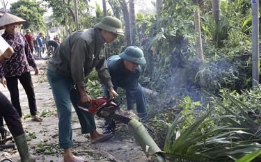 Hội viên nông dân phường Hợp Minh, thành phố Yên Bái tích cực tham gia giải phóng mặt bằng, mở rộng đường giao thông.