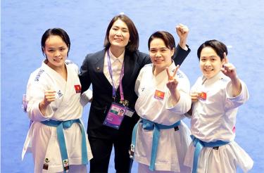 Đội kata nữ Việt Nam giành huy chương vàng Asiad 19 (từ trái qua): Lưu Thị Thu Uyên, HLV Nguyễn Hoàng Ngân, Nguyễn Thị Phương, Nguyễn Ngọc Trâm.