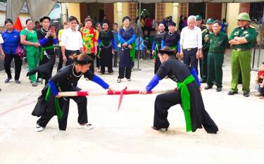 Nhân dân thôn Làng Câu, xã An Thịnh, huyện Văn Yên chơi trò đẩy gậy trong Ngày hội Đại đoàn kết toàn dân tộc năm 2023.