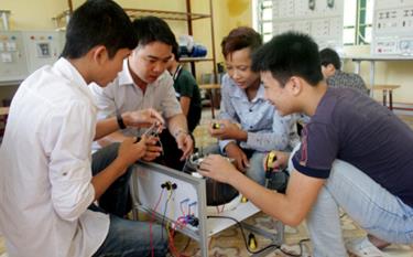 Lớp đào tạo nghề điện tại Trường Trung cấp Nghề huyện Lục Yên