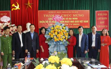 Đồng chí Nguyễn Minh Tuấn - Trưởng Ban Tuyên giáo Tỉnh ủy cùng đoàn công tác tặng hoa chúc mừng các cán bộ, giáo viên 2 nhà trường.