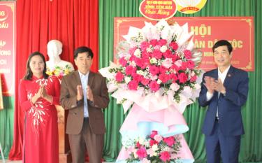 Đồng chí Nguyễn Minh Tuấn - Trưởng Ban Tuyên giáo Tỉnh ủy tặng hoa chúc mừng thôn Cầu Mơ
