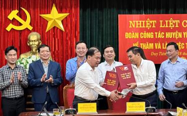 Lãnh đạo UBND huyện Yên Bình (Yên Bái) và UBND thị xã Duy Tiên (Hà Nam) ký kết hợp tác.