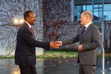 Thủ tướng Đức Olaf Scholz (phải) chào đón Thủ tướng Ethiopia Abiy Ahmed Ali tới dự hội nghị tại Berlin.