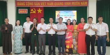 Đại diện chính quyền thị trấn Trường Sa và đơn vị tặng hoa chúc mừng thầy giáo Trường Tiểu học thị trấn Trường Sa.