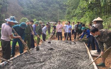 Cán bộ và nhân dân xã Xuân Tầm, huyện Văn Yên tham gia “Ngày cuối tuần cùng dân”.