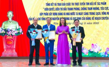 Phó Bí thư Thường trực Huyện ủy Văn Yên- Vũ Minh Huê trao giải cho các tập thể đạt giải Cuộc thi.