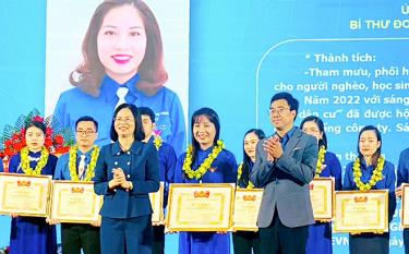 Đồng chí Lại Thị Kim Thu nhận bằng khen của Trung ương Đoàn tại Liên hoan Thanh niên tiên tiến Đoàn Khối các cơ quan và doanh nghiệp tỉnh, thành phố phía Bắc lần thứ XVII năm 2023.