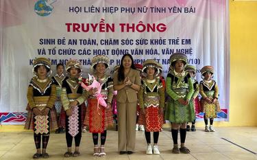 Hội Liên hiệp Phụ nữ tỉnh tổ chức truyền thông sinh đẻ an toàn, chăm sóc sức khỏe trẻ em tại xã Bản Công, huyện Trạm Tấu.