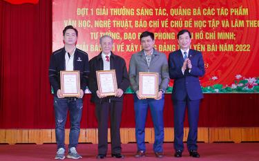 Trưởng Ban Tuyên giáo Tỉnh uỷ Nguyễn Minh Tuấn trao giải B, Giải Búa liềm vàng tỉnh Yên Bái năm 2022 cho các tác giả. Ảnh minh họa