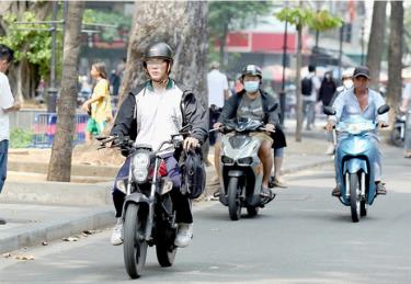 Học sinh đi xe máy đến trường hiện nay đã quá phổ biến (ảnh chụp trên đường Nguyễn Kim, quận 5, TP.HCM vào sáng 22-11)