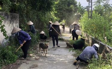 Hội viên nông dân xã Giới Phiên tham gia vệ sinh môi trường đường giao thông nông thôn.