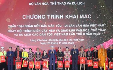 Các lãnh đạo tặng quà cho đại diện các dân tộc thiểu số có mặt dự Tuần văn hóa Đại đoàn kết các dân tộc