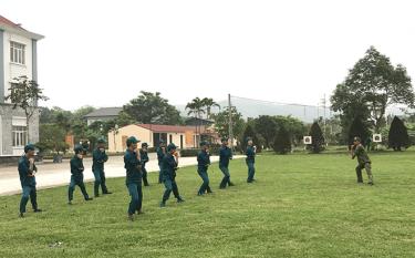 Huấn luyện dân quân, tự vệ tại Ban Chỉ huy Quân sự huyện Văn Yên.