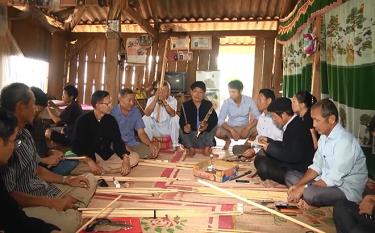Các thành viên Câu lạc bộ Bảo tồn dafabet link dân tộc thị xã Nghĩa Lộ chia sẻ kinh nghiệm gìn giữ các giá trị dafabet link, bảo tồn tri thức bản địa các dân tộc tại địa phương.