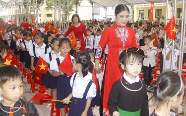 Giáo viên Trường Tiểu học &THCS Tân Nguyên đón các em học sinh lớp 1 dịp khai giảng năm học mới.