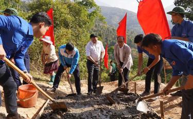 Lãnh đạo Tỉnh đoàn cùng đoàn viên thanh niên ra quân bê tông hóa đường giao thông nông thôn tại bản Nả Háng, xã Mồ Dề.