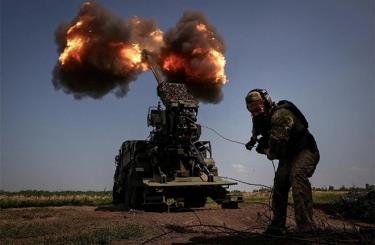 Binh lính Ukaine khai hỏa lựu pháo tự hành 2S22 Bohdana về phía Nga gần Bakhmut thuộc khu vực Donetsk.