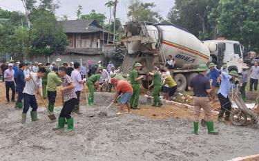 Nhân dân xã Nghĩa An, thị xã Nghĩa Lộ tham gia xây dựng nhà văn hóa thôn.