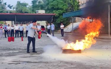 Cán bộ, công chức Văn phòng Tỉnh ủy Yên Bái thực hành kỹ năng chữa cháy.