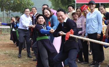 Bí thư Tỉnh ủy Đỗ Đức Duy cùng đoàn công tác đã tham gia các hoạt động trong Ngày hội Đại đoàn kết toàn dân tộc của đồng bào các dân tộc xã Châu Quế Thượng, huyện Văn Yên năm 2022.

