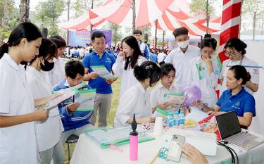 Các em học sinh và người lao động tìm hiểu thông tin tuyển dụng tại Ngày hội việc làm huyện Yên Bình năm 2023.


