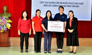 Vice Chairman of the Yen Bai Provincial People's Committee Vu Thi Hien Hanh receives support funds from Save the Children for Typhoon No. 3 recovery efforts.