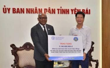 Mr. Nguyen The Phuoc, a member of the Standing Committee of the Provincial Party Committee and Permanent Vice Chairman of the Yen Bai Provincial People's Committee, received the financial support from Mr. Resmi Nono Womdin, FAO Representative in Vietnam.