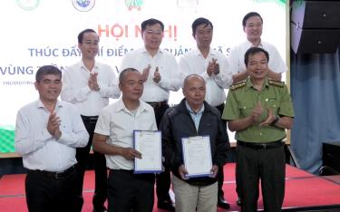 Leaders of the Forestry Department and the Department of Agriculture and Rural Development of Yen Bai Province present the first planting area code confirmation certificate to a representative of a forest owner who is a household in Yen Bai Province.