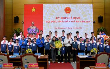 Deputy Chairwoman of the Provincial People’s Council, Hoang Thi Thanh Binh, along with leaders from the Yen Bai Youth Union, presented flowers and gifts to the 30 child members of the Provincial Children’s Council.