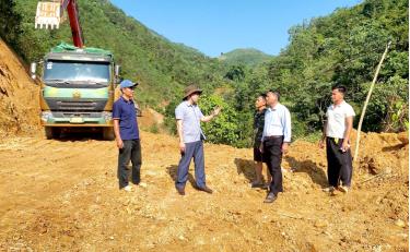 Residents of Cat Thinh Commune donate land for rural road construction.
