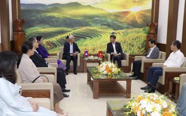 Comrade Tran Huy Tuan, Secretary of the Yen Bai Provincial Party Committee and Chairman of the Provincial People's Committee, shared with Comrade Khamphanh Pheuyavong, Secretary of the Central Committee of the Lao People's Revolutionary Party, Head of the Central Propaganda Department, and Chairman of the Central Theoretical Council of the Lao People's Revolutionary Party, an overview of Yen Bai's natural and social conditions, as well as the achievements in the province's socio-economic development from the beginning of the 2020-2025 term to the present.